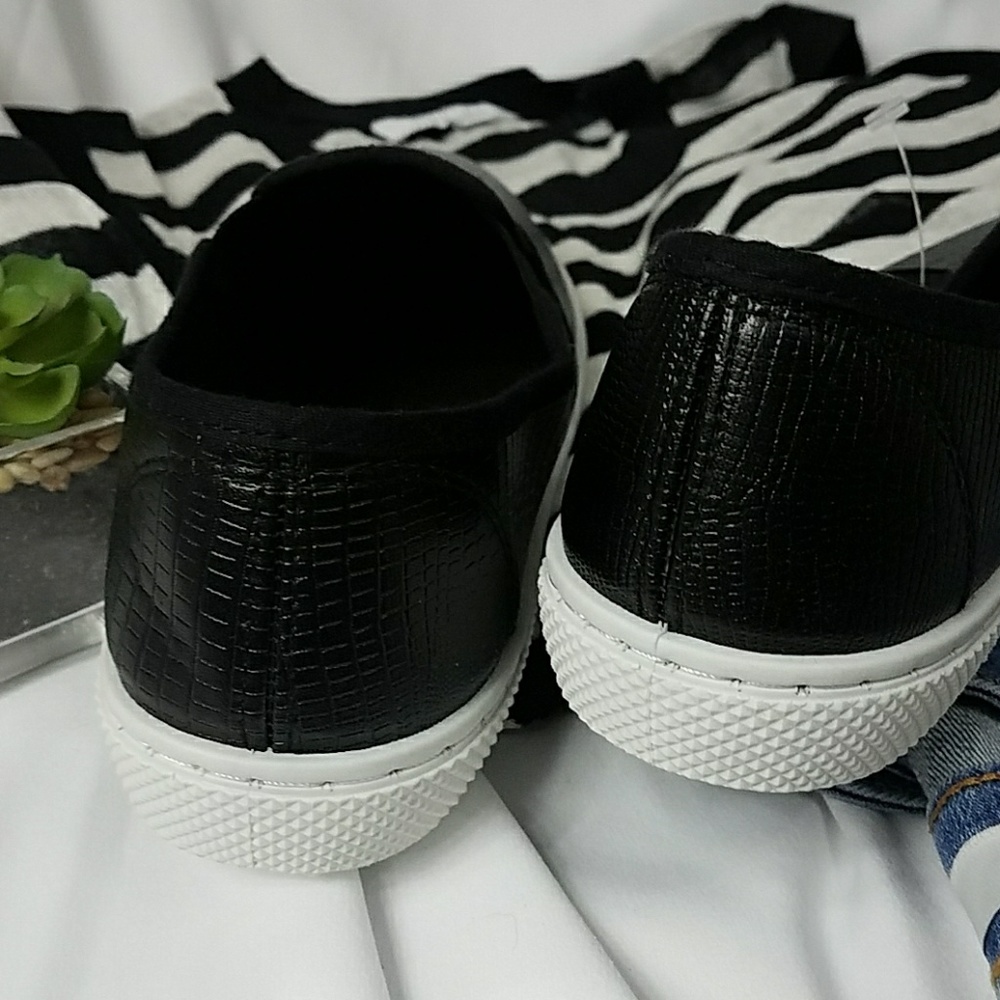 🎆HP🎆❣5🌟❣Black Vegan Leather Sneakers❣ - Picture 5 of 5